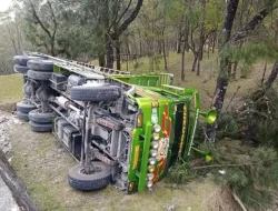 Truk Bermuatan Besi Beton Terbalik di Tomenas, Diduga Hendak Menuju Nefokoko