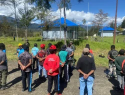 SATGAS YONIF 700/WYC GEMBLENG SISWA SMA NEGERI 1 ILAGA: LANGKAH SEREMPAK MENUJU JUARA