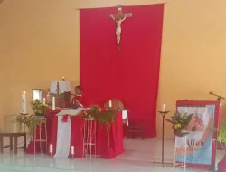 Romo Marianus Lecke Pr. Membaptis 34 Jiwa di Gereja St. Paulus Ande Ate: “Kenalilah Pengorbanan-Nya dan Sembahlah Salib Suci”