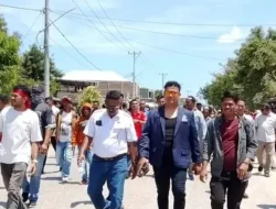 PPPK Paruh Waktu, Massa Aksi Bersama DPRD Malaka Jalan Kaki 5 Km Menuju Kantor Bupati