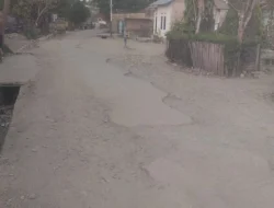 Jalan Fatukbot Rusak Parah, Warga Khawatir Jadi Kuburan Kecelakaan