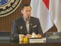 Sambut Menko AHY, Pelajar Kota Atambua Bentuk Pagar Betis Merah Putih