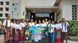 Menghadap Pintu Suci