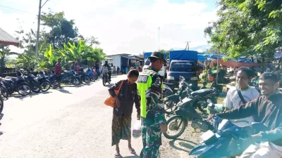 Babinsa Menata Pasar, Lalu Lintas Kembali Bernapas