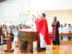 Di Bawah Bayang Salib: Bupati Belu Larut dalam Hening Jumat Agung di Nenuk