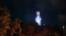 Ketika Ribuan Rosario Menyala di Teluk Gurita, Doa dari Perbatasan Terbang Untuk Perdamaian Dunia