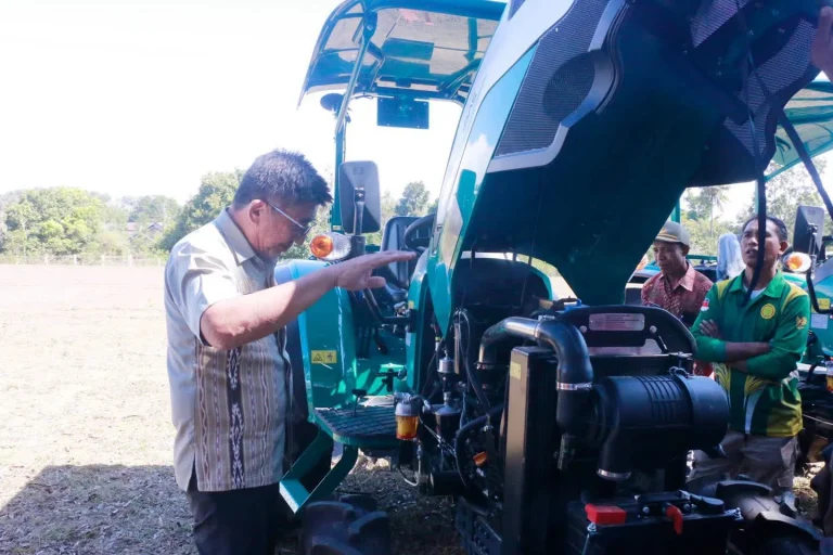 Traktor Modern Bangkitkan Harapan Petani Lewalutolus Berkelanjutan