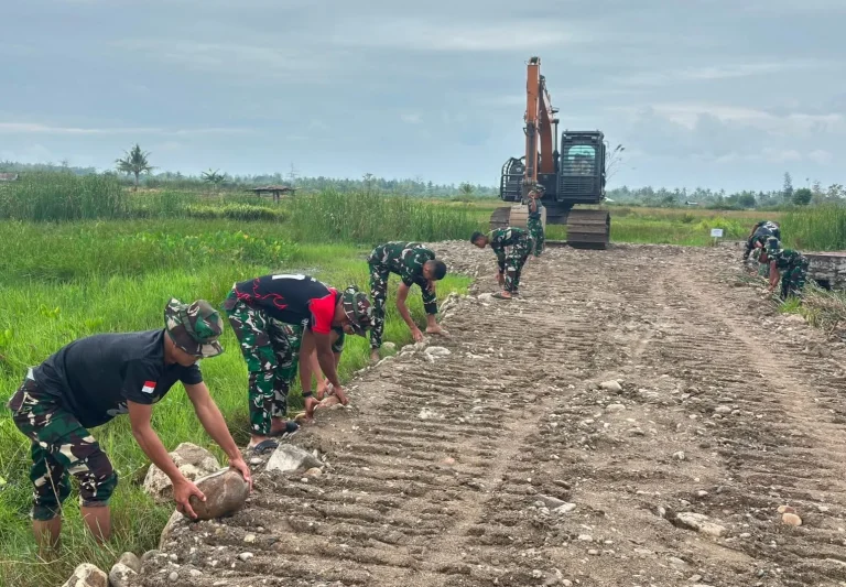 Di Tepi Jalan yang Baru Terbuka, Prajurit TMMD Menyempurnakan Jejak Pengabdian