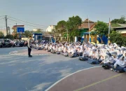 Ketika Seragam Sekolah Diajarkan Keberanian